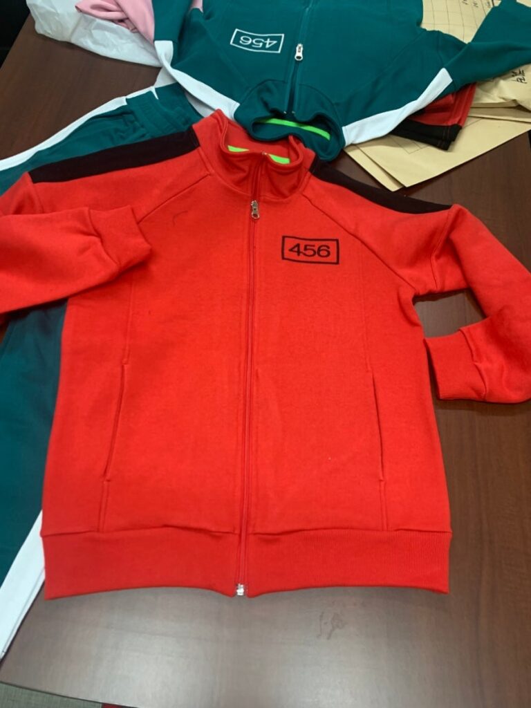 I made a Squid Game costume. This is the process of creating a costume for my daughter, made by a designer using fabric purchased at Dongdaemun Market in Korea.