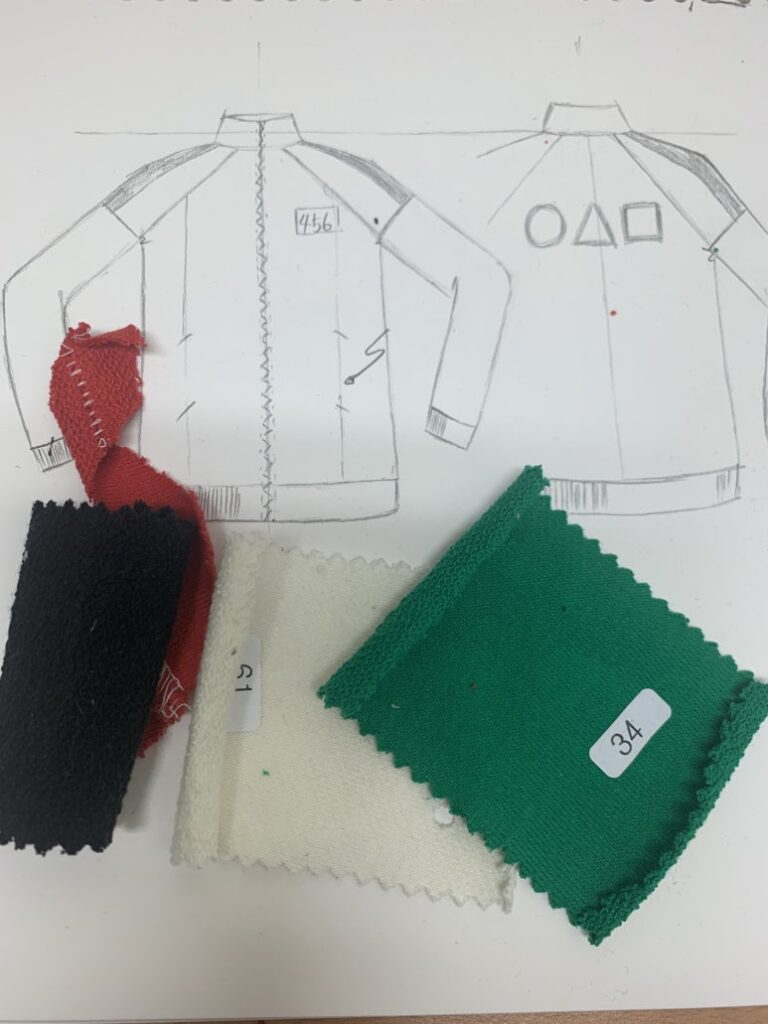 I made a Squid Game costume. This is the process of creating a costume for my daughter, made by a designer using fabric purchased at Dongdaemun Market in Korea.